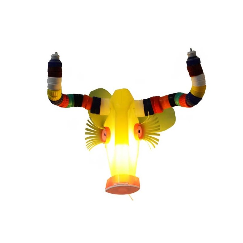 Masken- Lampe aus Plastikmüll