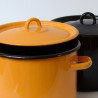 pot emaillé, intérieur noir