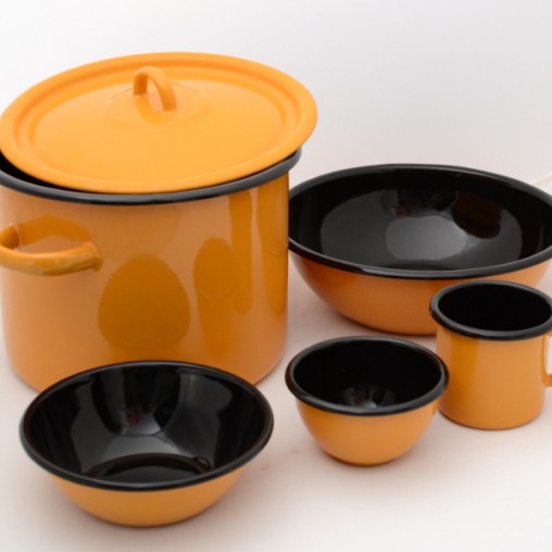 pot emaillé, intérieur noir